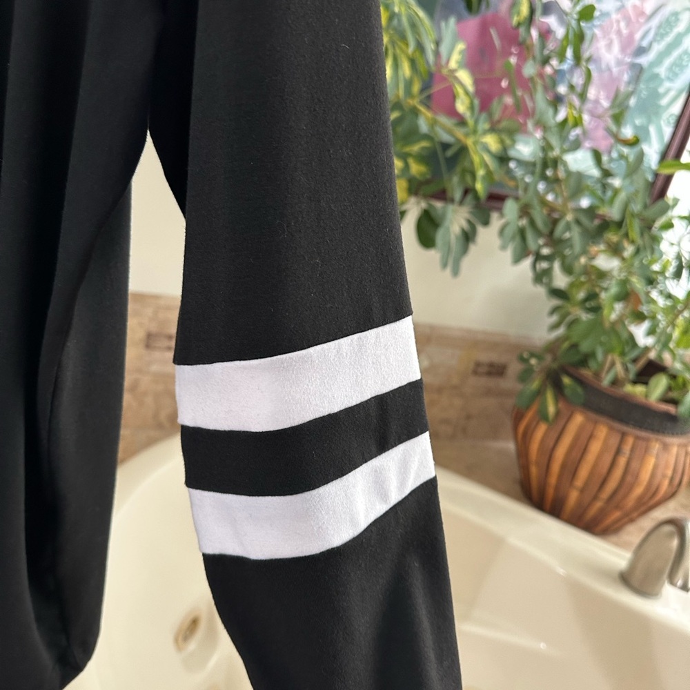NWOT Women’s Black Crewneck Long Sleeve Top w Retro White Stripes Size XXL - Picture 6 of 8